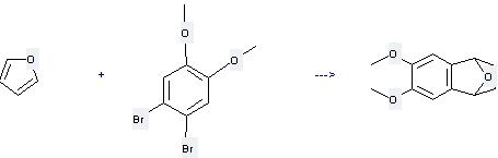 Il benzene, 1,2-dibromo-4,5-dimethoxy- può essere usato per produrre 1,4 dihydro-6,7-dimethoxy-1,4-epoxynaphthalene alla temperatura di -78°C